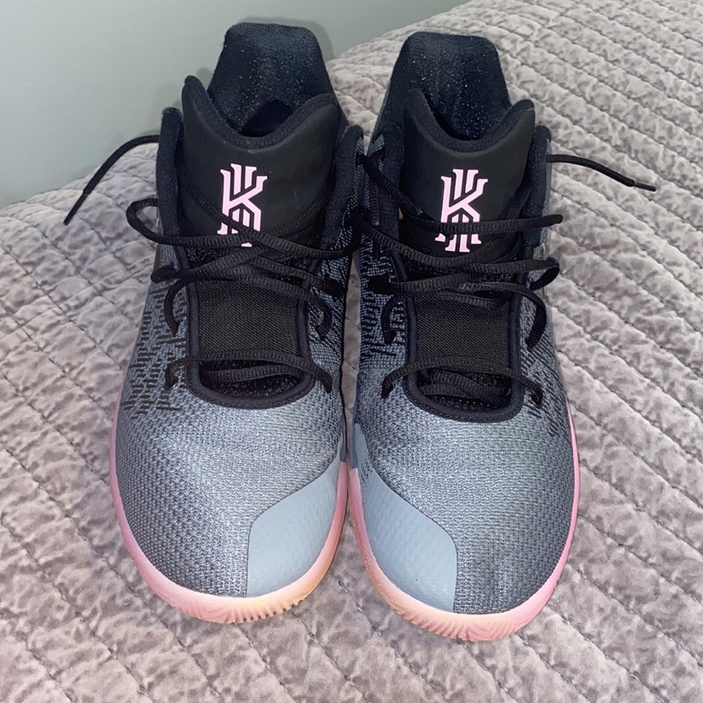 Nike Kyrie Flytrap ll Cool Grey Black Pink. No box